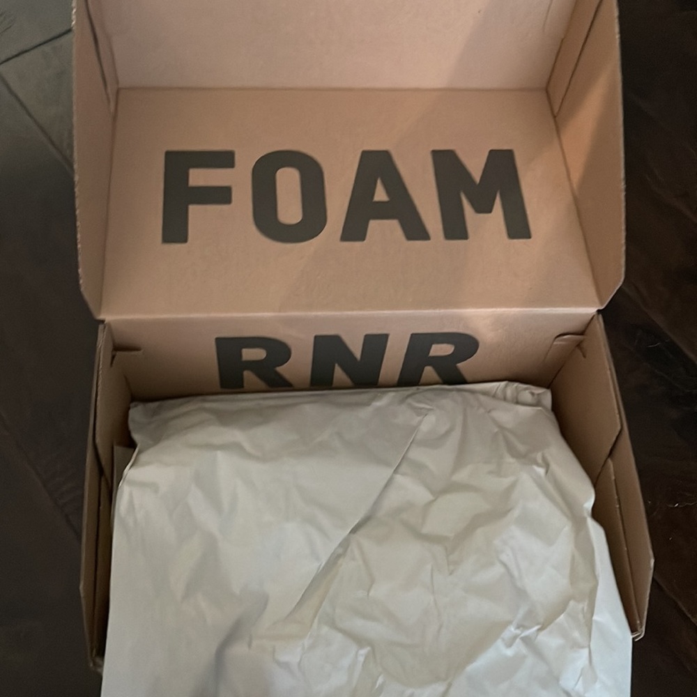 YEEZY RUNNER SIZE 10 - Picture 4 of 7